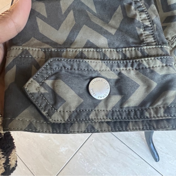 LORNA JANE BLACK WINDBREAKER ANIRAK JACKET AZTEC PRINT SIZE SMALL - Picture 10 of 10